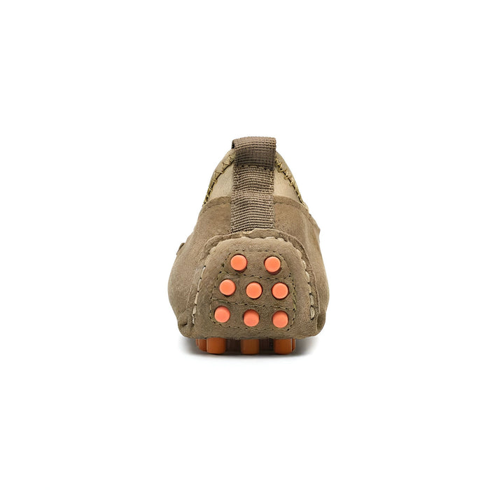 Vue arrière d'une chaussure mocassin marron en daim avec des picots orange sur la semelle. Chaussure décontractée pour homme ou femme., 45286898434229,45286898466997,45286898499765,45286898532533,45286898565301,45286898598069,45286898630837,45286898663605,45286898696373,45286898729141,45286898761909,45286898794677,45286898827445,45286898860213,45286898892981,45286898925749,45286898958517,45286898991285,45286899024053,45286899056821,45286899089589,45286899122357,45286899155125,45286899187893,45286899220