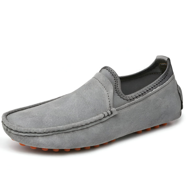 Mocassin gris décontracté pour homme, en cuir suédé, avec semelle orange, vu de côté sur fond blanc. Chaussure confortable et élégante pour un look décontracté., 45286898434229,45286898466997,45286898499765,45286898532533,45286898565301,45286898598069,45286898630837,45286898663605,45286898696373,45286898729141,45286898761909,45286898794677,45286898827445,45286898860213,45286898892981,45286898925749,45286898958517,45286898991285,45286899024053,45286899056821,45286899089589,45286899122357,45286899