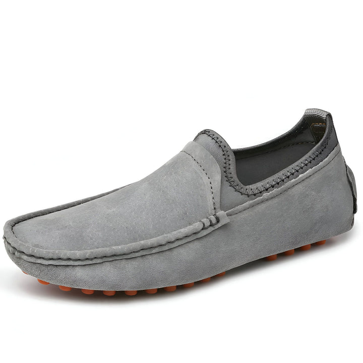 Mocassin gris décontracté pour homme, en cuir suédé, avec semelle orange, vu de côté sur fond blanc. Chaussure confortable et élégante pour un look décontracté., 45286898434229,45286898466997,45286898499765,45286898532533,45286898565301,45286898598069,45286898630837,45286898663605,45286898696373,45286898729141,45286898761909,45286898794677,45286898827445,45286898860213,45286898892981,45286898925749,45286898958517,45286898991285,45286899024053,45286899056821,45286899089589,45286899122357,45286899