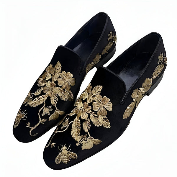 Mocassins noirs en velours avec broderies dorées. Chaussures élégantes ornées de motifs floraux et d'abeilles brodées, parfaites pour une tenue habillée et sophistiquée., 45287102972085,45287103004853,45287103037621,45287103070389,45287103103157,45287103135925,45287103168693,45287103201461,45287103234229,45287103266997,45287103299765
