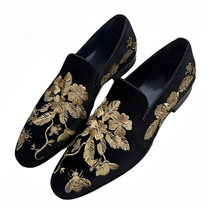 Mocassins noirs en velours avec broderies dorées. Chaussures élégantes ornées de motifs floraux et d'abeilles brodées, parfaites pour une tenue habillée et sophistiquée., 45287102972085,45287103004853,45287103037621,45287103070389,45287103103157,45287103135925,45287103168693,45287103201461,45287103234229,45287103266997,45287103299765