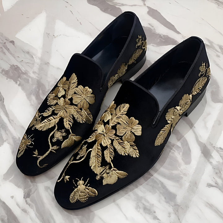 Mocassins noirs en velours avec broderies dorées de fleurs et d'abeilles. Chaussures élégantes pour hommes., 45287102972085,45287103004853,45287103037621,45287103070389,45287103103157,45287103135925,45287103168693,45287103201461,45287103234229,45287103266997,45287103299765