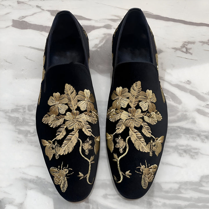 Mocassins en velours noir avec broderies florales dorées et motifs d'abeilles. Chaussures élégantes et luxueuses pour homme., 45287102972085,45287103004853,45287103037621,45287103070389,45287103103157,45287103135925,45287103168693,45287103201461,45287103234229,45287103266997,45287103299765