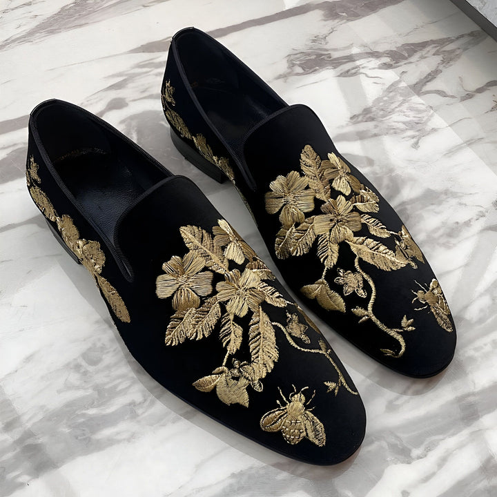 Mocassins noirs en velours avec broderies florales dorées et motifs d'abeilles. Chaussures élégantes pour hommes sur fond de marbre. Mode masculine, luxe, style formel., 45287102972085,45287103004853,45287103037621,45287103070389,45287103103157,45287103135925,45287103168693,45287103201461,45287103234229,45287103266997,45287103299765