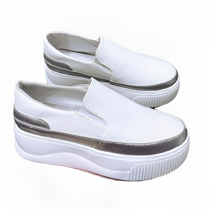 Paire d'espadrilles blanches avec détails argentés. Chaussures de sport à plateforme, style décontracté et tendance pour femme. Idéales pour un look urbain et confortable. Mode féminine actuelle., 45286910132405,45286910165173,45286910197941,45286910230709,45286910263477,45286910296245,45286910329013,45286910361781,45286910394549,45286910427317,45286910460085,45286910492853