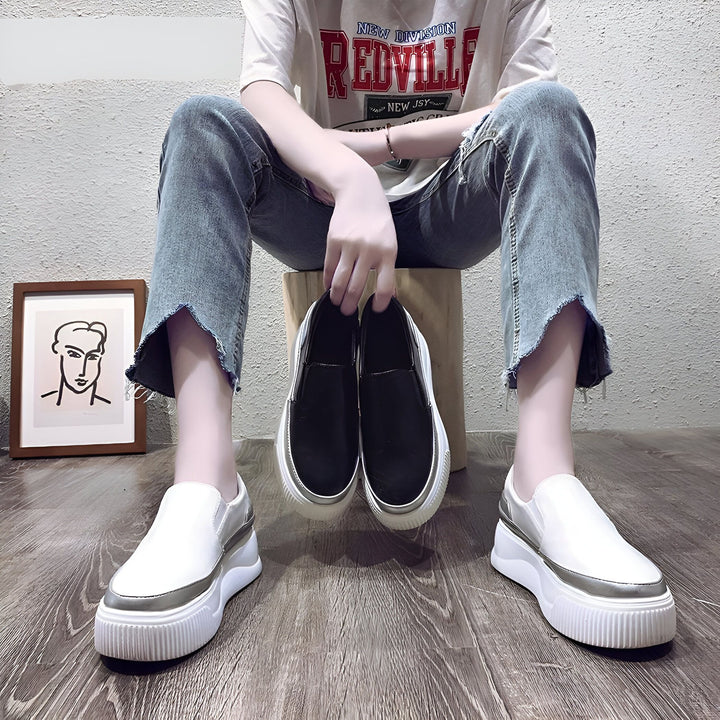 Image d'une personne assise portant des jeans et un t-shirt, présentant des chaussures compensées blanches et noires, et tenant une paire de chaussures noires similaires., 45286910132405,45286910165173,45286910197941,45286910230709,45286910263477,45286910296245,45286910329013,45286910361781,45286910394549,45286910427317,45286910460085,45286910492853