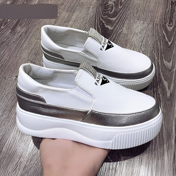 Vue rapprochée de deux chaussures blanches de style slip-on avec des détails argentés et l'inscription "Fashion 5" sur le dessus. Les chaussures ont une semelle compensée épaisse., 45286910132405,45286910165173,45286910197941,45286910230709,45286910263477,45286910296245,45286910329013,45286910361781,45286910394549,45286910427317,45286910460085,45286910492853