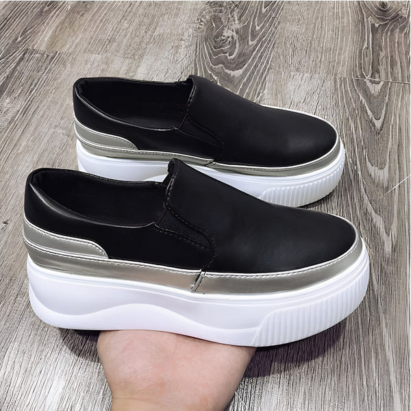 Deux chaussures slip-on noires avec plateforme blanche épaisse et détails argentés. Chaussures décontractées, mode femme., 45286910132405,45286910165173,45286910197941,45286910230709,45286910263477,45286910296245,45286910329013,45286910361781,45286910394549,45286910427317,45286910460085,45286910492853