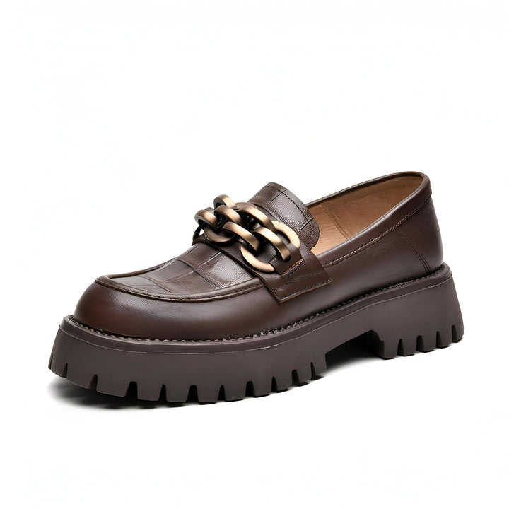 Mocassin épais en cuir marron avec chaîne dorée décorative. Chaussure tendance et confortable, idéale pour un look décontracté chic., 45286863470773,45286863503541,45286863536309,45286863569077,45286863601845,45286863634613,45286863667381,45286863700149,45286863732917,45286863765685,45286863798453,45286863831221
