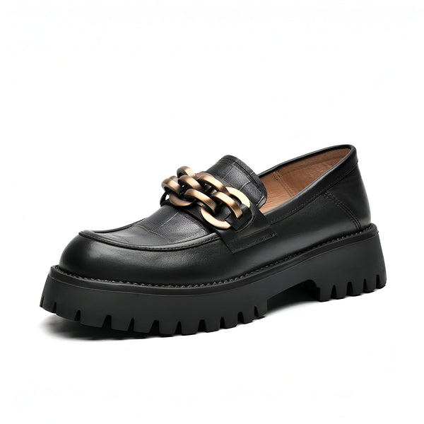 Mocassin noir à semelle compensée épaisse et chaîne décorative dorée. Chaussure de ville élégante et confortable, tendance automne-hiver. Mode femme., 45286863470773,45286863503541,45286863536309,45286863569077,45286863601845,45286863634613,45286863667381,45286863700149,45286863732917,45286863765685,45286863798453,45286863831221