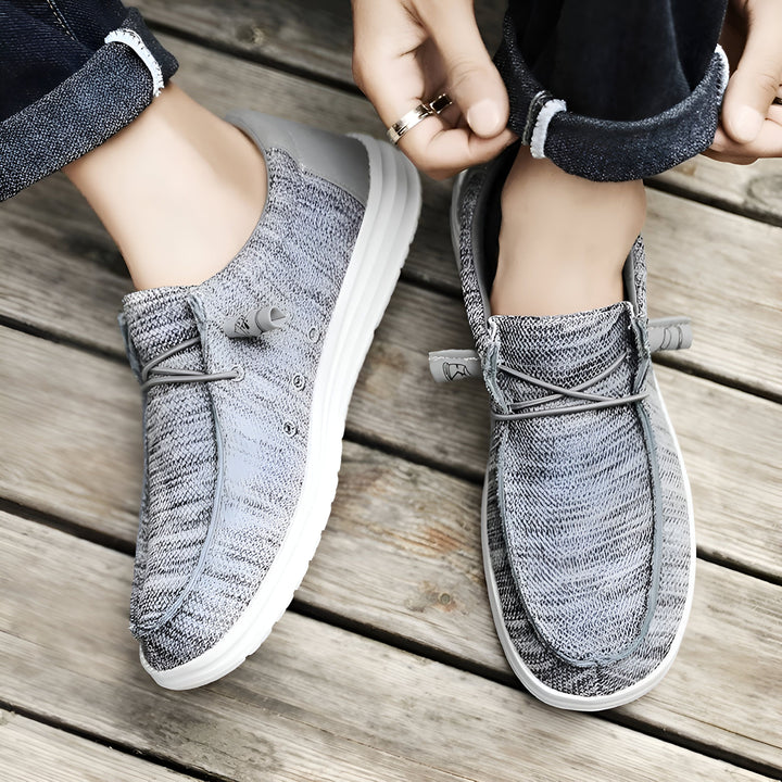 Vue rapprochée de chaussures bateau décontractées grises avec des lacets gris, portées par une personne en jean sur un plancher en bois., 45286668370101,45286668402869,45286668435637,45286668468405,45286668501173,45286668533941,45286668566709,45286668599477,45286668632245,45286668665013,45286668697781,45286668730549,45286668763317,45286668796085,45286668828853,45286668861621,45286668894389,45286668927157,45286668959925,45286668992693,45286669025461,45286669058229,45286669090997,45286669123765,45286669