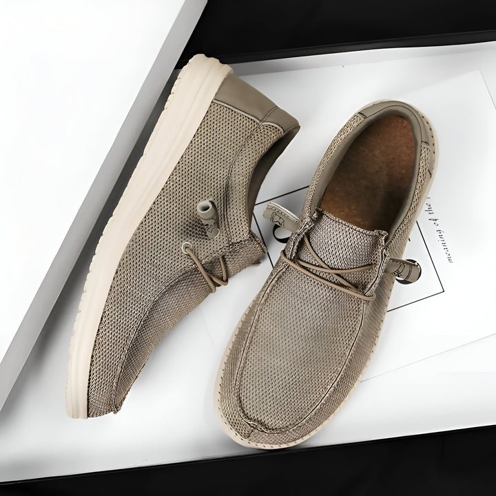 Vue rapprochée de chaussures décontractées en toile beige clair pour hommes, reposant dans une boîte blanche. Elles ont des lacets élastiques et une semelle contrastée., 45286668370101,45286668402869,45286668435637,45286668468405,45286668501173,45286668533941,45286668566709,45286668599477,45286668632245,45286668665013,45286668697781,45286668730549,45286668763317,45286668796085,45286668828853,45286668861621,45286668894389,45286668927157,45286668959925,45286668992693,45286669025461,45286669058229,4528