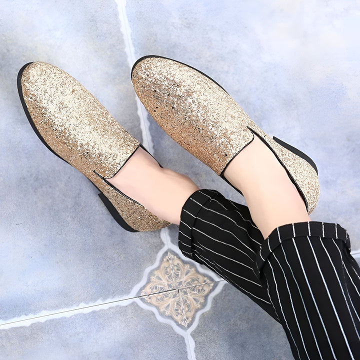 Vue du dessus d'une personne portant des mocassins dorés à paillettes avec un pantalon rayé noir et blanc. Chaussures de soirée étincelantes., 45286638649525,45286638682293,45286638715061,45286638747829,45286638780597,45286638813365,45286638846133,45286638878901,45286638911669,45286638944437,45286638977205,45286639009973,45286639042741,45286639075509,45286639108277,45286639141045,45286639173813,45286639206581,45286639239349,45286639272117,45286639304885,45286639337653,45286639370421,45286639403189,45