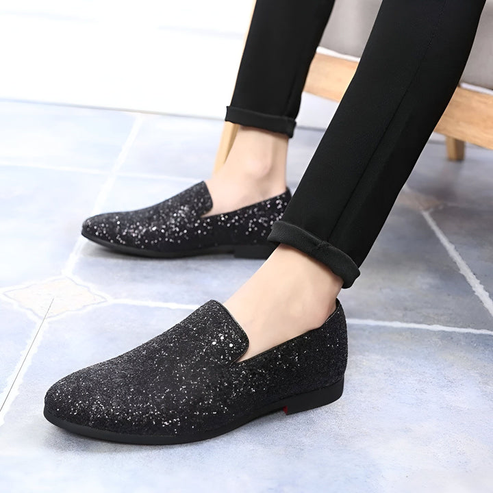 Homme portant des mocassins noirs scintillants avec un pantalon noir. Chaussures élégantes et brillantes pour une occasion spéciale., 45286638649525,45286638682293,45286638715061,45286638747829,45286638780597,45286638813365,45286638846133,45286638878901,45286638911669,45286638944437,45286638977205,45286639009973,45286639042741,45286639075509,45286639108277,45286639141045,45286639173813,45286639206581,45286639239349,45286639272117,45286639304885,45286639337653,45286639370421,45286639403189,4528663943595