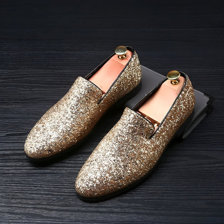 Mocassins pour hommes dorés à paillettes sur un fond sombre. Chaussures habillées élégantes avec embauchoirs. Idée cadeau originale pour homme. Mode masculine, chaussures de soirée., 45286638649525,45286638682293,45286638715061,45286638747829,45286638780597,45286638813365,45286638846133,45286638878901,45286638911669,45286638944437,45286638977205,45286639009973,45286639042741,45286639075509,45286639108277,45286639141045,45286639173813,45286639206581,45286639239349,45286639272117,45286639304885,45286