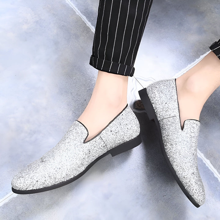 Vue rapprochée de mocassins argentés brillants portés avec un pantalon rayé noir et blanc. Style élégant et tendance., 45286638649525,45286638682293,45286638715061,45286638747829,45286638780597,45286638813365,45286638846133,45286638878901,45286638911669,45286638944437,45286638977205,45286639009973,45286639042741,45286639075509,45286639108277,45286639141045,45286639173813,45286639206581,45286639239349,45286639272117,45286639304885,45286639337653,45286639370421,45286639403189,45286639435957,4528663946