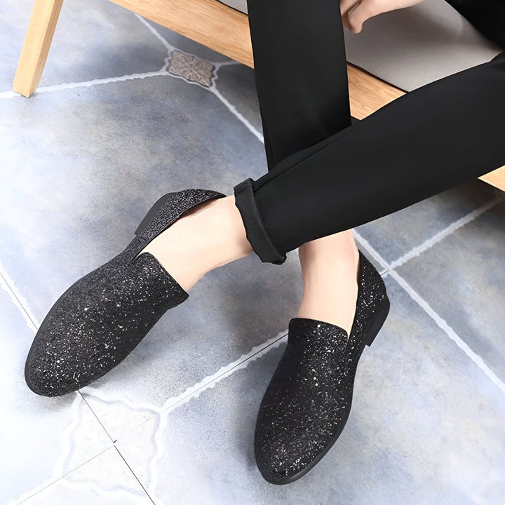 Image rapprochée de chaussures plates noires à paillettes portées avec un pantalon noir. Chaussures élégantes pour femmes., 45286638649525,45286638682293,45286638715061,45286638747829,45286638780597,45286638813365,45286638846133,45286638878901,45286638911669,45286638944437,45286638977205,45286639009973,45286639042741,45286639075509,45286639108277,45286639141045,45286639173813,45286639206581,45286639239349,45286639272117,45286639304885,45286639337653,45286639370421,45286639403189,45286639435957,452866