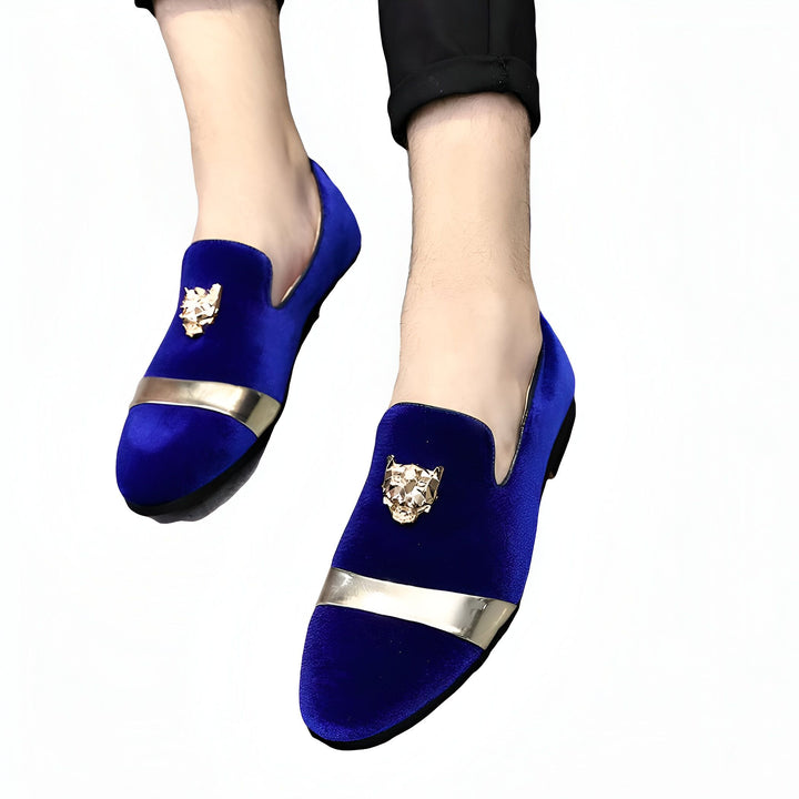 Gros plan de mocassins bleus en velours portés, avec une bande dorée et une tête de tigre ornée sur le dessus. Chaussures élégantes pour hommes, mode masculine., 45286996639925,45286996672693,45286996705461,45286996738229,45286996770997,45286996803765,45286996836533,45286996869301,45286996902069,45286996934837,45286996967605,45286997000373,45286997033141,45286997065909,45286997098677,45286997131445,45286997164213,45286997196981,45286997229749,45286997262517,45286997295285,45286997328053,452869973608