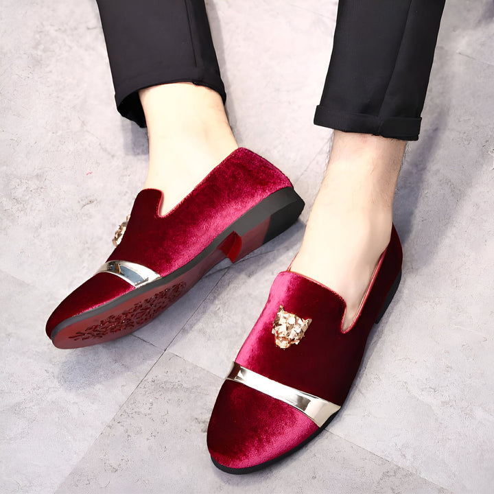 Mocassins bordeaux en velours pour hommes, ornés d'un motif doré en forme de tête de félin et d'une bande décorative dorée. Chaussures élégantes et originales pour un look sophistiqué., 45286996639925,45286996672693,45286996705461,45286996738229,45286996770997,45286996803765,45286996836533,45286996869301,45286996902069,45286996934837,45286996967605,45286997000373,45286997033141,45286997065909,45286997098677,45286997131445,45286997164213,45286997196981,45286997229749,45286997262517,45286997295285,