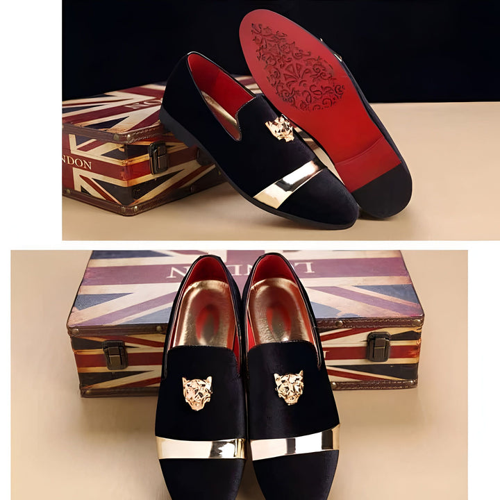 Mocassins noirs en velours avec ornement tête de tigre doré. Semelle rouge décorée. Boîte de rangement avec motif drapeau anglais en arrière-plan. Chaussures de soirée élégantes pour hommes., 45286996639925,45286996672693,45286996705461,45286996738229,45286996770997,45286996803765,45286996836533,45286996869301,45286996902069,45286996934837,45286996967605,45286997000373,45286997033141,45286997065909,45286997098677,45286997131445,45286997164213,45286997196981,45286997229749,45286997262517,452869972