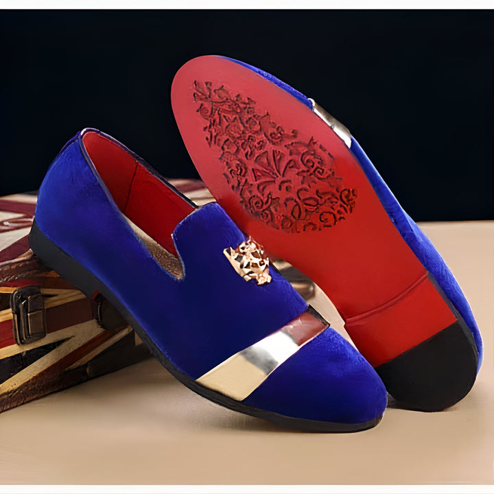 Mocassins homme en velours bleu roi avec semelle rouge et ornement doré. Chaussures élégantes et luxueuses., 45286996639925,45286996672693,45286996705461,45286996738229,45286996770997,45286996803765,45286996836533,45286996869301,45286996902069,45286996934837,45286996967605,45286997000373,45286997033141,45286997065909,45286997098677,45286997131445,45286997164213,45286997196981,45286997229749,45286997262517,45286997295285,45286997328053,45286997360821,45286997393589,45286997426357,45286997459125,45286997