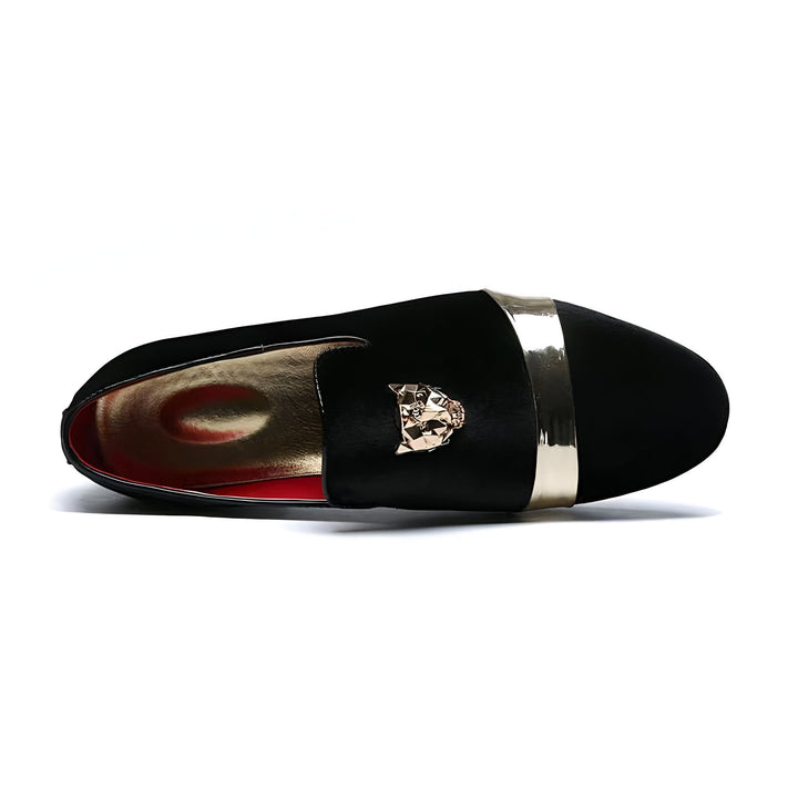 Vue rapprochée d'une élégante loafer noire pour homme. La chaussure est en velours avec une bande dorée et un motif de tête de félin doré., 45286996639925,45286996672693,45286996705461,45286996738229,45286996770997,45286996803765,45286996836533,45286996869301,45286996902069,45286996934837,45286996967605,45286997000373,45286997033141,45286997065909,45286997098677,45286997131445,45286997164213,45286997196981,45286997229749,45286997262517,45286997295285,45286997328053,45286997360821,45286997393589,452