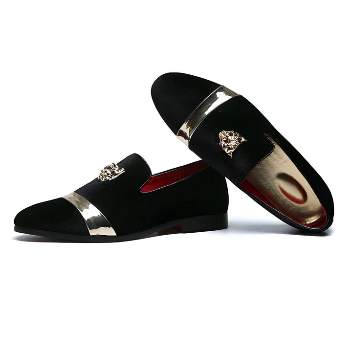 Mocassins noirs élégants en velours avec garniture dorée et emblème sur le dessus. Chaussures de soirée luxueuses pour hommes., 45286996639925,45286996672693,45286996705461,45286996738229,45286996770997,45286996803765,45286996836533,45286996869301,45286996902069,45286996934837,45286996967605,45286997000373,45286997033141,45286997065909,45286997098677,45286997131445,45286997164213,45286997196981,45286997229749,45286997262517,45286997295285,45286997328053,45286997360821,45286997393589,45286997426357,45