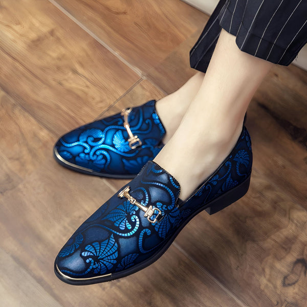 Gros plan sur des mocassins bleus à motifs floraux, ornés de boucles dorées, portés avec un pantalon à rayures. Chaussures élégantes posées sur un parquet clair., 45287102054581,45287102087349,45287102120117,45287102152885,45287102185653,45287102218421,45287102251189,45287102283957,45287102316725,45287102349493,45287102382261,45287102415029,45287102447797,45287102480565,45287102513333,45287102546101,45287102578869,45287102611637,45287102644405,45287102677173,45287102709941,45287102742709,452871027