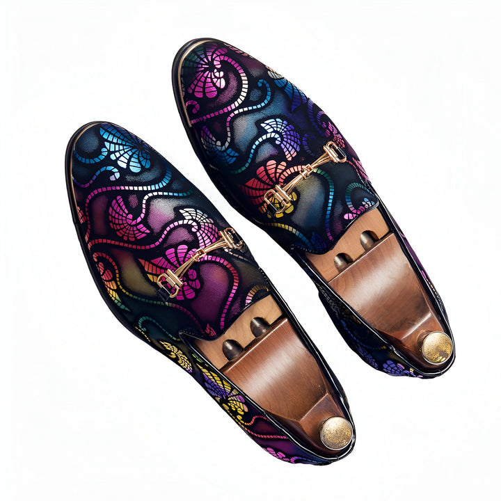 Mocassins homme élégants avec motifs floraux multicolores et boucles dorées. Chaussures de luxe originales sur fond blanc., 45287102054581,45287102087349,45287102120117,45287102152885,45287102185653,45287102218421,45287102251189,45287102283957,45287102316725,45287102349493,45287102382261,45287102415029,45287102447797,45287102480565,45287102513333,45287102546101,45287102578869,45287102611637,45287102644405,45287102677173,45287102709941,45287102742709,45287102775477,45287102808245,45287102841013,45287102