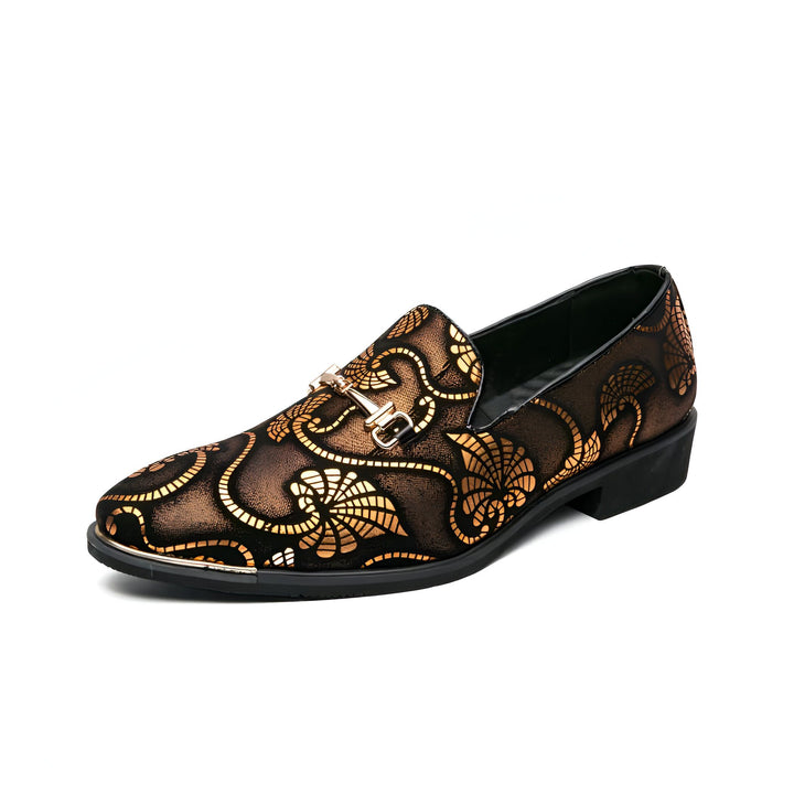 Mocassin homme marron et doré, avec motifs floraux complexes et boucle métallique. Chaussure élégante pour occasions spéciales ou tenues habillées. Détail raffiné et design original., 45287102054581,45287102087349,45287102120117,45287102152885,45287102185653,45287102218421,45287102251189,45287102283957,45287102316725,45287102349493,45287102382261,45287102415029,45287102447797,45287102480565,45287102513333,45287102546101,45287102578869,45287102611637,45287102644405,45287102677173,45287102709941,452