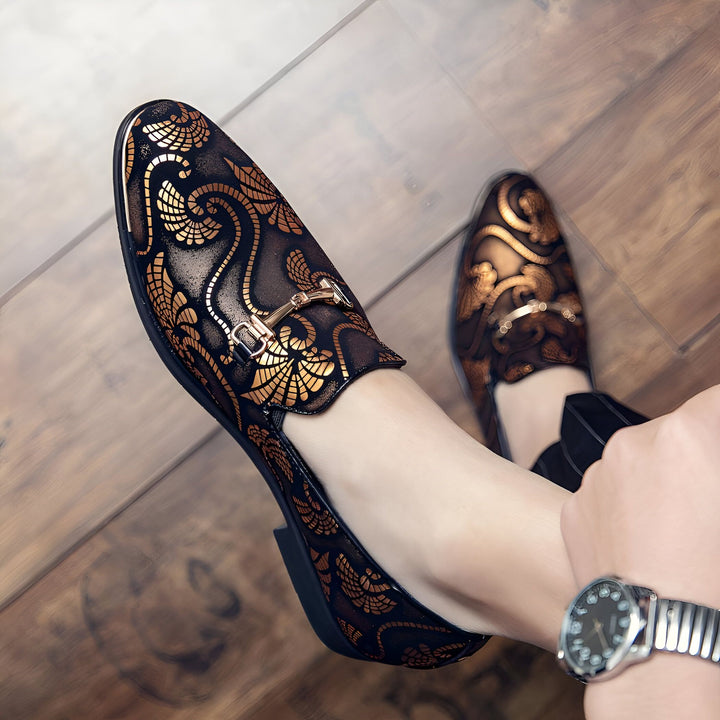 Chaussures mocassins homme en cuir noir et motifs dorés, boucle métallique décorative. Élégance et style raffiné., 45287102054581,45287102087349,45287102120117,45287102152885,45287102185653,45287102218421,45287102251189,45287102283957,45287102316725,45287102349493,45287102382261,45287102415029,45287102447797,45287102480565,45287102513333,45287102546101,45287102578869,45287102611637,45287102644405,45287102677173,45287102709941,45287102742709,45287102775477,45287102808245,45287102841013,45287102873781