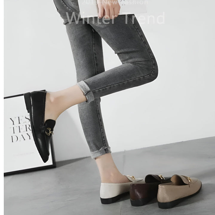 Chaussures mocassins pour femmes, tendances hivernales, portées avec un jean gris. Différents modèles de mocassins présentés., 45286712311989,45286712344757,45286712377525,45286712410293,45286712443061,45286712475829,45286712508597,45286712541365,45286712574133,45286712606901,45286712639669,45286712672437,45286712705205,45286712737973,45286712770741,45286712803509,45286712836277,45286712869045,45286712901813,45286712934581,45286712967349,45286713000117,45286713032885,45286713065653,45286713098421,452