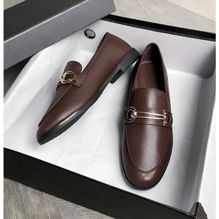 Mocassins marron en cuir pour femmes, avec détail de boucle dorée, présentés dans une boîte. Chaussures élégantes, parfaites pour un look sophistiqué et confortable., 45286712311989,45286712344757,45286712377525,45286712410293,45286712443061,45286712475829,45286712508597,45286712541365,45286712574133,45286712606901,45286712639669,45286712672437,45286712705205,45286712737973,45286712770741,45286712803509,45286712836277,45286712869045,45286712901813,45286712934581,45286712967349,45286713000117,45286