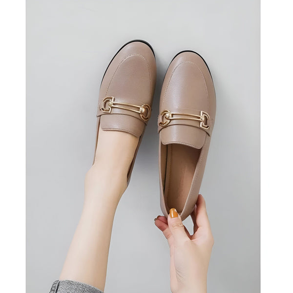 Mocassins en cuir beige avec ornement métallique doré, tenus par des mains, vue de dessus. Chaussures élégantes et confortables., 45286712311989,45286712344757,45286712377525,45286712410293,45286712443061,45286712475829,45286712508597,45286712541365,45286712574133,45286712606901,45286712639669,45286712672437,45286712705205,45286712737973,45286712770741,45286712803509,45286712836277,45286712869045,45286712901813,45286712934581,45286712967349,45286713000117,45286713032885,45286713065653,45286713098421,4