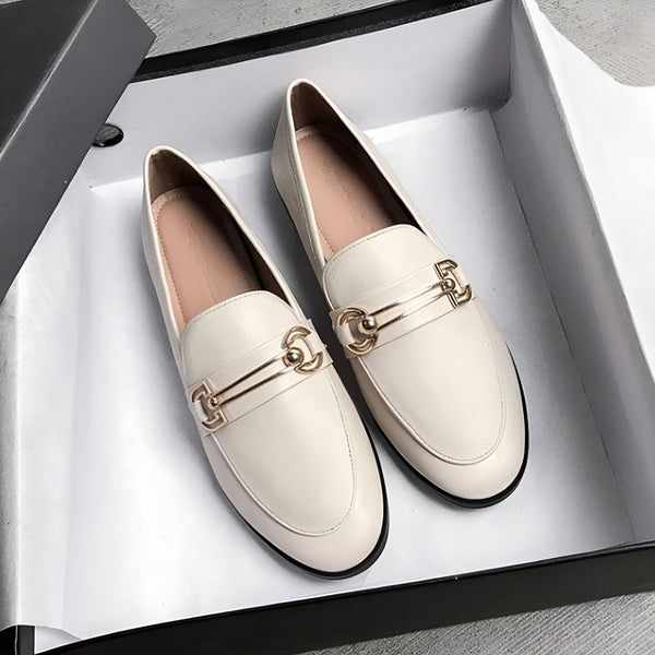 Deux mocassins beiges pour femmes dans une boîte. Chaussures élégantes avec une boucle dorée, parfaites pour un look chic et décontracté. Idéal pour la mode féminine et le confort., 45286712311989,45286712344757,45286712377525,45286712410293,45286712443061,45286712475829,45286712508597,45286712541365,45286712574133,45286712606901,45286712639669,45286712672437,45286712705205,45286712737973,45286712770741,45286712803509,45286712836277,45286712869045,45286712901813,45286712934581,45286712967349,45286