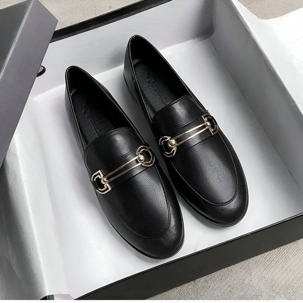 Gros plan sur une paire de mocassins noirs en cuir, avec des ornements dorés en forme de boucles sur le dessus, présentés dans une boîte. Chaussures élégantes et confortables., 45286712311989,45286712344757,45286712377525,45286712410293,45286712443061,45286712475829,45286712508597,45286712541365,45286712574133,45286712606901,45286712639669,45286712672437,45286712705205,45286712737973,45286712770741,45286712803509,45286712836277,45286712869045,45286712901813,45286712934581,45286712967349,452867130001