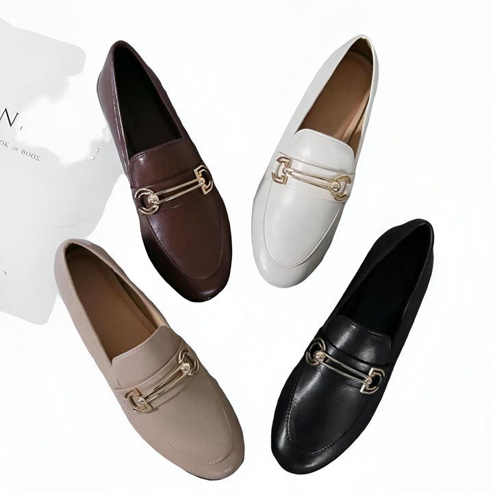 Quatre mocassins pour femmes en cuir de différentes couleurs (marron, beige, blanc, noir) avec un ornement métallique doré sur le dessus. Chaussures élégantes et confortables pour toutes les occasions., 45286712311989,45286712344757,45286712377525,45286712410293,45286712443061,45286712475829,45286712508597,45286712541365,45286712574133,45286712606901,45286712639669,45286712672437,45286712705205,45286712737973,45286712770741,45286712803509,45286712836277,45286712869045,45286712901813,45286712934581,45