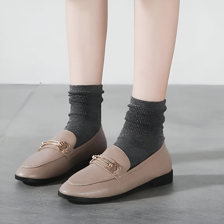 Mocassins beiges en cuir portés avec des chaussettes grises. Chaussures classiques avec boucle dorée. Tendance mode automne-hiver. Style preppy, élégant et décontracté., 45286712311989,45286712344757,45286712377525,45286712410293,45286712443061,45286712475829,45286712508597,45286712541365,45286712574133,45286712606901,45286712639669,45286712672437,45286712705205,45286712737973,45286712770741,45286712803509,45286712836277,45286712869045,45286712901813,45286712934581,45286712967349,45286713000117,4528