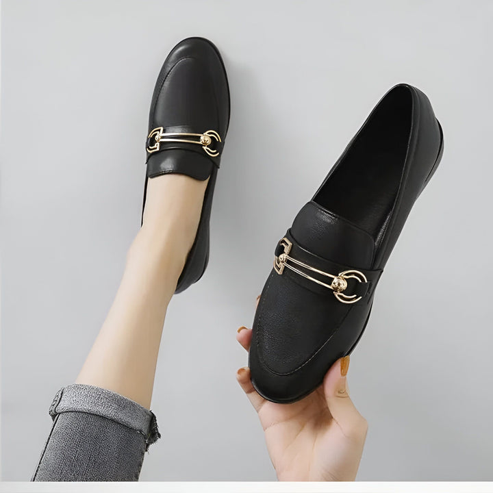 Mocassins noirs en cuir pour femmes, avec une boucle dorée élégante. Chaussures classiques et confortables, idéales pour un look décontracté ou professionnel., 45286712311989,45286712344757,45286712377525,45286712410293,45286712443061,45286712475829,45286712508597,45286712541365,45286712574133,45286712606901,45286712639669,45286712672437,45286712705205,45286712737973,45286712770741,45286712803509,45286712836277,45286712869045,45286712901813,45286712934581,45286712967349,45286713000117,45286713032885
