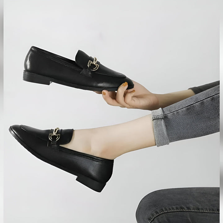 Mocassins noirs classiques avec boucle dorée, présentés par une personne portant un jean gris. Style élégant et confortable. Chaussures à la mode pour femmes., 45286712311989,45286712344757,45286712377525,45286712410293,45286712443061,45286712475829,45286712508597,45286712541365,45286712574133,45286712606901,45286712639669,45286712672437,45286712705205,45286712737973,45286712770741,45286712803509,45286712836277,45286712869045,45286712901813,45286712934581,45286712967349,45286713000117,45286713032885