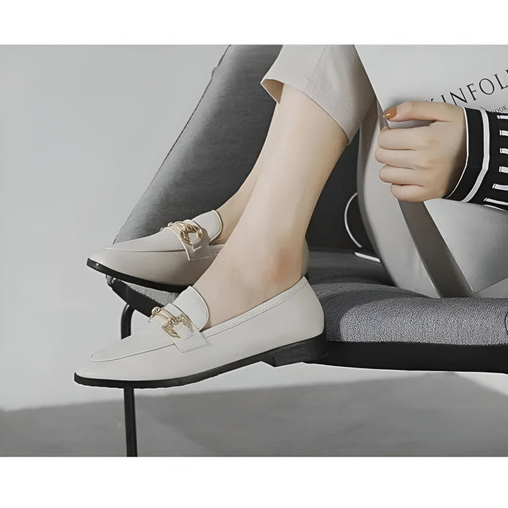 Femme assise portant des mocassins en cuir blanc cassé avec une boucle dorée. Chaussures élégantes et confortables pour le travail ou le quotidien. Mode féminine, style décontracté chic., 45286712311989,45286712344757,45286712377525,45286712410293,45286712443061,45286712475829,45286712508597,45286712541365,45286712574133,45286712606901,45286712639669,45286712672437,45286712705205,45286712737973,45286712770741,45286712803509,45286712836277,45286712869045,45286712901813,45286712934581,45286712967349,