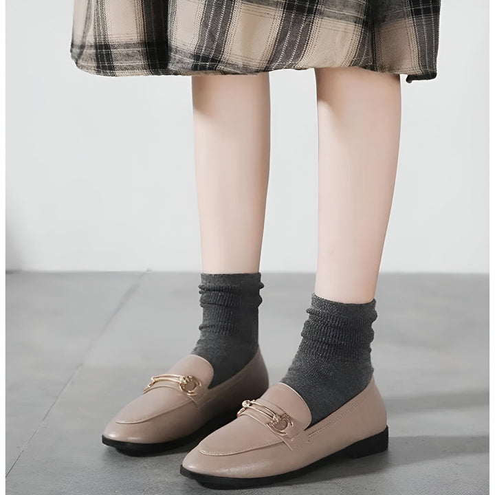 Gros plan des pieds d'une femme portant des mocassins beiges avec des chaussettes grises et une jupe à carreaux beige et marron., 45286712311989,45286712344757,45286712377525,45286712410293,45286712443061,45286712475829,45286712508597,45286712541365,45286712574133,45286712606901,45286712639669,45286712672437,45286712705205,45286712737973,45286712770741,45286712803509,45286712836277,45286712869045,45286712901813,45286712934581,45286712967349,45286713000117,45286713032885,45286713065653,45286713098421,4528