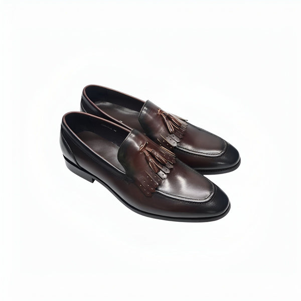 Paire de mocassins à glands en cuir marron et noir, élégants et classiques. Chaussures pour homme idéales pour un style habillé ou décontracté chic., 45286641402037,45286641434805,45286641467573,45286641500341,45286641533109,45286641565877,45286641598645,45286641631413,45286641664181,45286641696949,45286641729717,45286641762485,45286641795253,45286641828021,45286641860789,45286641893557,45286641926325,45286641959093,45286641991861,45286642024629,45286642057397,45286642090165,45286642122933,45286642