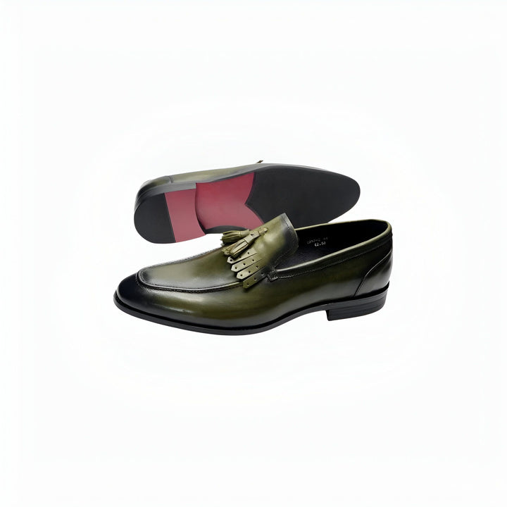 Mocassins à glands pour hommes en cuir vert olive. Chaussures élégantes, décontractées et confortables. Vues dessus et dessous, semelle rouge et noire., 45286641402037,45286641434805,45286641467573,45286641500341,45286641533109,45286641565877,45286641598645,45286641631413,45286641664181,45286641696949,45286641729717,45286641762485,45286641795253,45286641828021,45286641860789,45286641893557,45286641926325,45286641959093,45286641991861,45286642024629,45286642057397,45286642090165,45286642122933,4528664