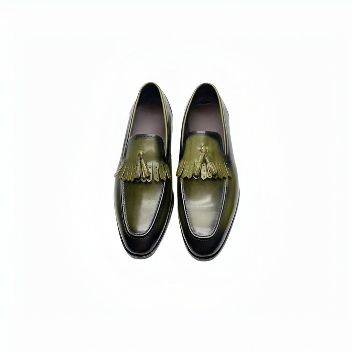 Mocassins à glands en cuir vert olive pour homme. Chaussures élégantes avec détails de franges. Mode masculine, style classique et contemporain., 45286641402037,45286641434805,45286641467573,45286641500341,45286641533109,45286641565877,45286641598645,45286641631413,45286641664181,45286641696949,45286641729717,45286641762485,45286641795253,45286641828021,45286641860789,45286641893557,45286641926325,45286641959093,45286641991861,45286642024629,45286642057397,45286642090165,45286642122933,45286642155701,