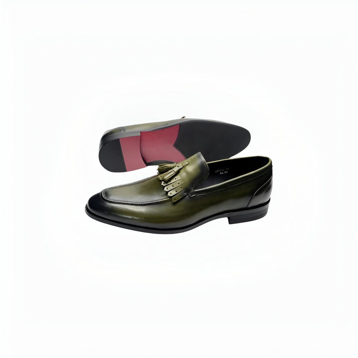 Mocassins en cuir vert olive avec glands, semelle rouge visible. Chaussures élégantes pour hommes., 45286641402037,45286641434805,45286641467573,45286641500341,45286641533109,45286641565877,45286641598645,45286641631413,45286641664181,45286641696949,45286641729717,45286641762485,45286641795253,45286641828021,45286641860789,45286641893557,45286641926325,45286641959093,45286641991861,45286642024629,45286642057397,45286642090165,45286642122933,45286642155701,45286642188469,45286642221237,45286642254005