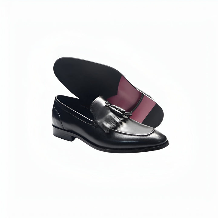 Mocassin noir élégant avec pompons. Chaussure en cuir de luxe pour homme. Semelle noire et détail bordeaux visible. Mode masculine, style classique et raffiné., 45286641402037,45286641434805,45286641467573,45286641500341,45286641533109,45286641565877,45286641598645,45286641631413,45286641664181,45286641696949,45286641729717,45286641762485,45286641795253,45286641828021,45286641860789,45286641893557,45286641926325,45286641959093,45286641991861,45286642024629,45286642057397,45286642090165,45286642122933,