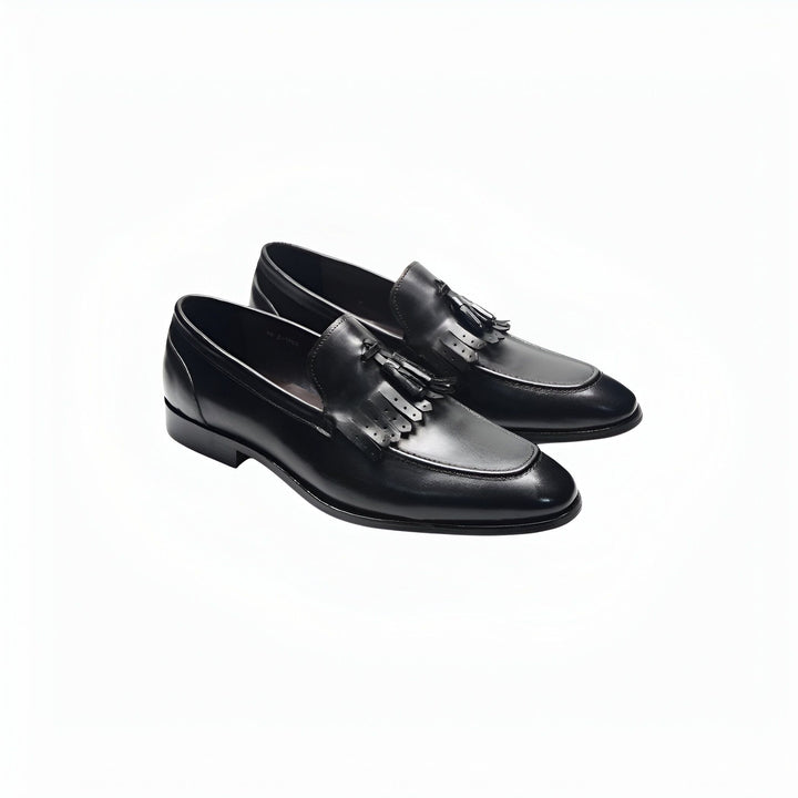 Paire de mocassins noirs à glands pour hommes, élégants et classiques, posés sur un fond blanc. Chaussures en cuir idéales pour un style formel ou décontracté chic., 45286641402037,45286641434805,45286641467573,45286641500341,45286641533109,45286641565877,45286641598645,45286641631413,45286641664181,45286641696949,45286641729717,45286641762485,45286641795253,45286641828021,45286641860789,45286641893557,45286641926325,45286641959093,45286641991861,45286642024629,45286642057397,45286642090165,4528664
