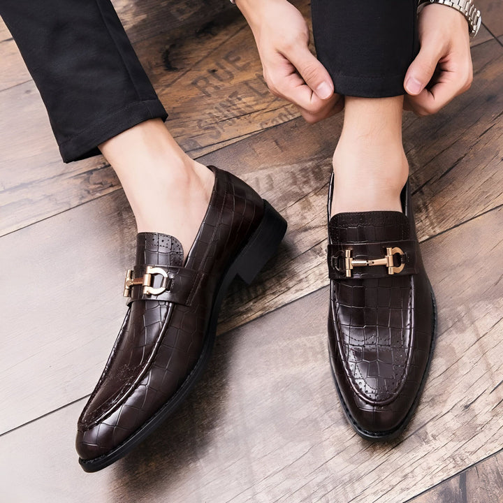 Mocassins pour homme en cuir marron avec boucle dorée. Chaussures élégantes portées sur un parquet en bois. Style mode et luxe masculin., 45286694322357,45286694355125,45286694387893,45286694420661,45286694453429,45286694486197,45286694518965,45286694551733,45286694584501,45286694617269,45286694650037,45286694682805,45286694715573,45286694748341,45286694781109,45286694813877,45286694846645,45286694879413,45286694912181,45286694944949
