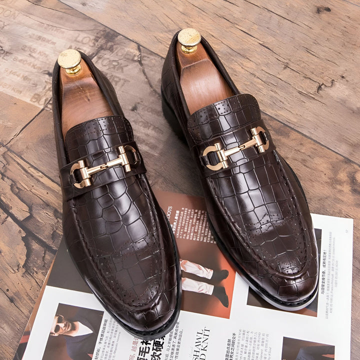 Mocassins marron en cuir effet croco avec boucle dorée, présentés sur une revue. Chaussures élégantes avec embauchoirs en bois. Mode masculine, style classique et sophistiqué., 45286694322357,45286694355125,45286694387893,45286694420661,45286694453429,45286694486197,45286694518965,45286694551733,45286694584501,45286694617269,45286694650037,45286694682805,45286694715573,45286694748341,45286694781109,45286694813877,45286694846645,45286694879413,45286694912181,45286694944949